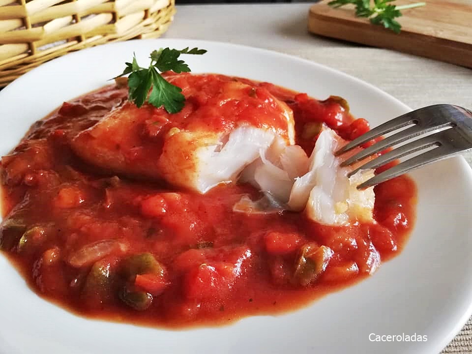 Bacalao con tomate - Receta tradicional fácil | Caceroladas