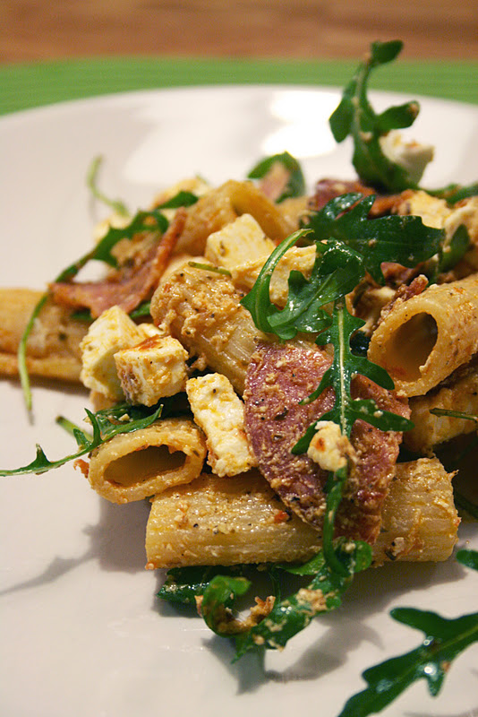 En liten chili Pastasallad med salami, fetaost, pesto och ruccola