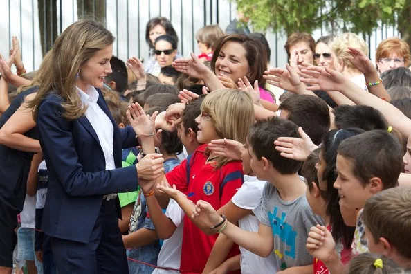 Prince Felipe and Princess Letizia visited Tomas Romajaro school in Fuensalida. Letizia wore Hugo Boss suit