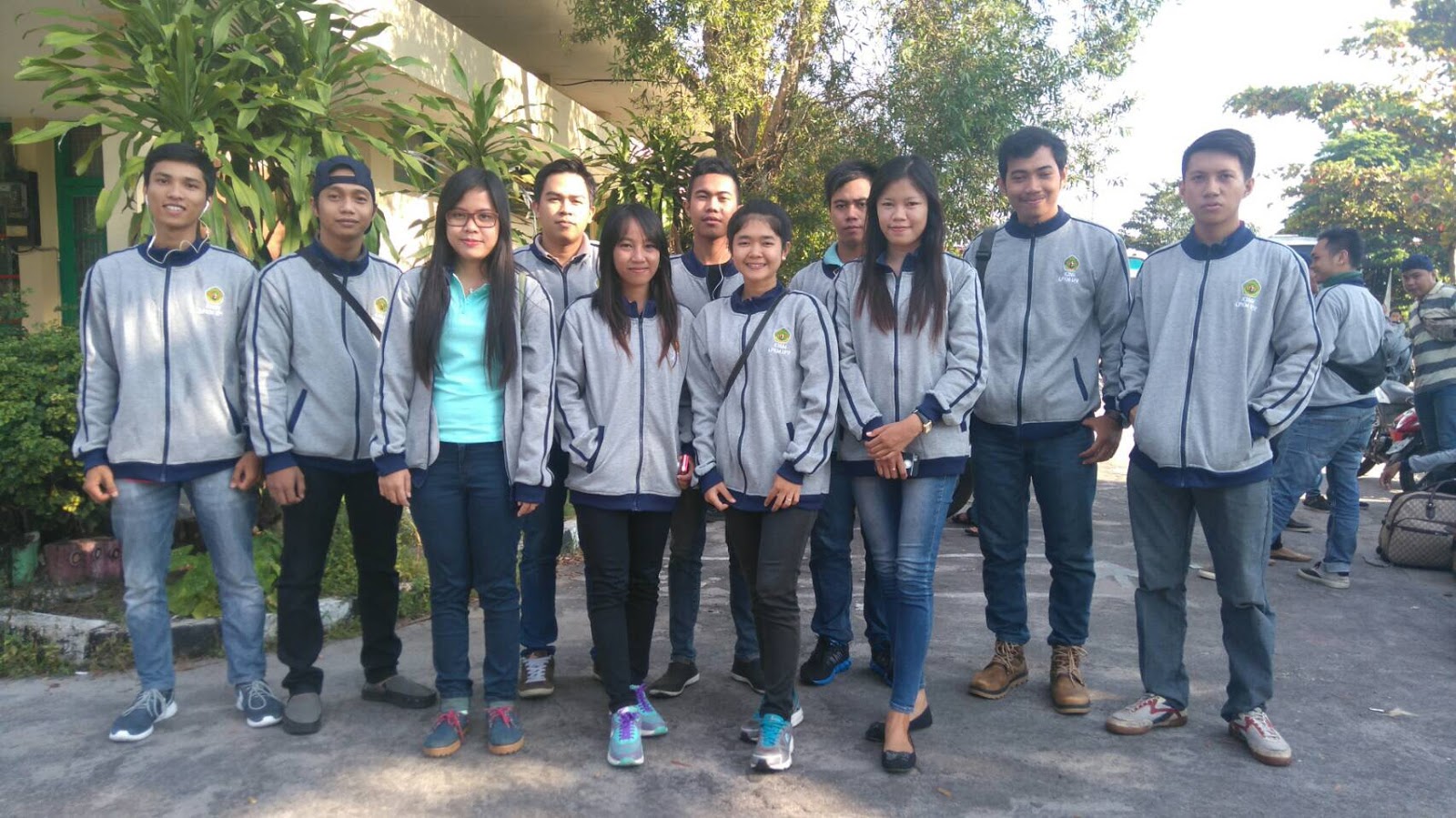 Menarilah Dan Terus Tertawa Walau Dunia Tak Seindah Surga