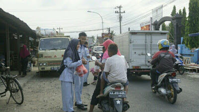 Jalin Silaturahmi Dengan Masyarakat, Siswa SMK Nurussalaf Kemiri Bagi-Bagi Takjil