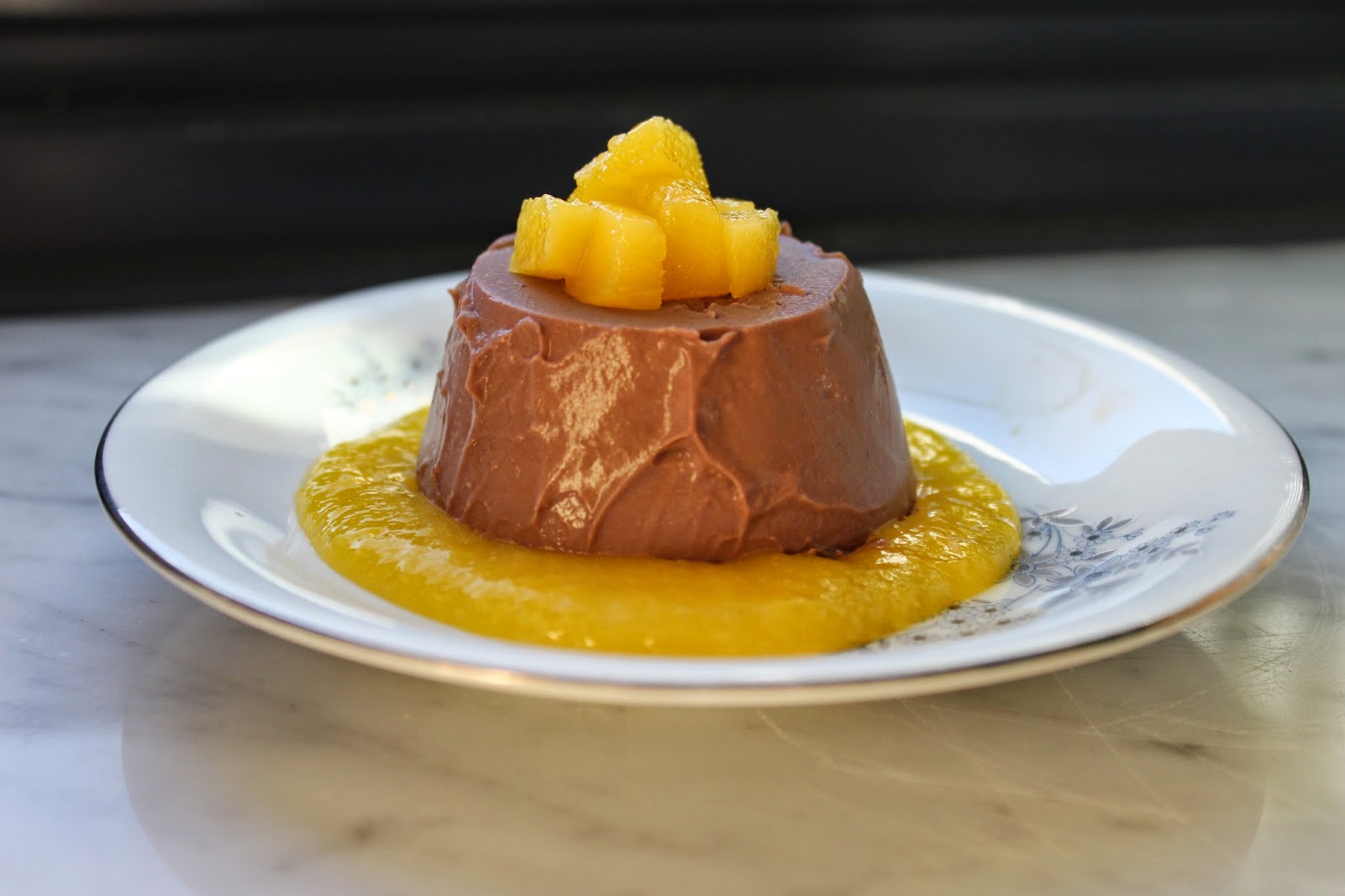 panna cotta al cioccolato con salsa al mango.