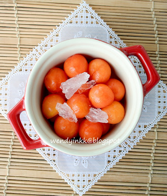 Table for 2.... or more Double Boiled Papaya in Milk 木瓜炖鲜奶