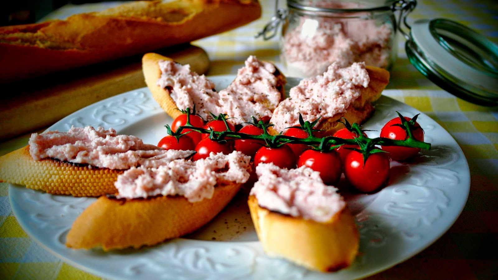 Cheffeleség Crostini mortadella mousseal azaz "parizeres pirítósok"