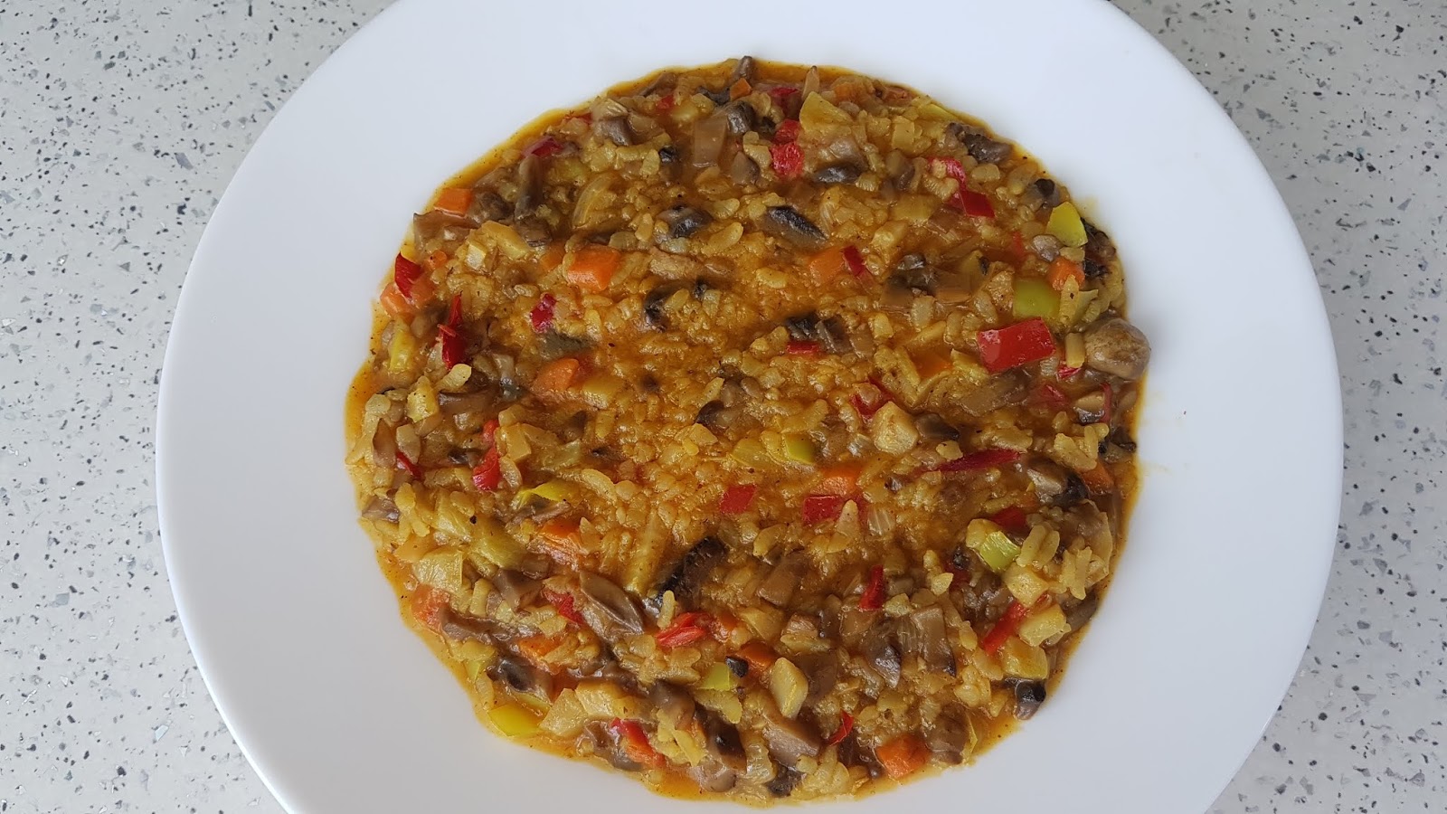 susu Pilaf de orez cu legume si ciuperci