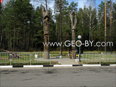 Коласовские деревянные статуи на трассе М1, у поворота на Колосово