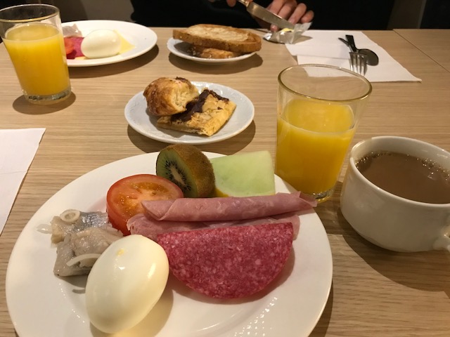 アイスランド　レイキャビックのホテルで食べた朝食のバイキング