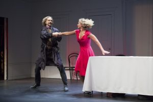 Asko Sarkolan Tartuffe yrittää iskeä isäntänsä Orgonin vaimoa, jota näyttelee (kuva Henrik Schütt).