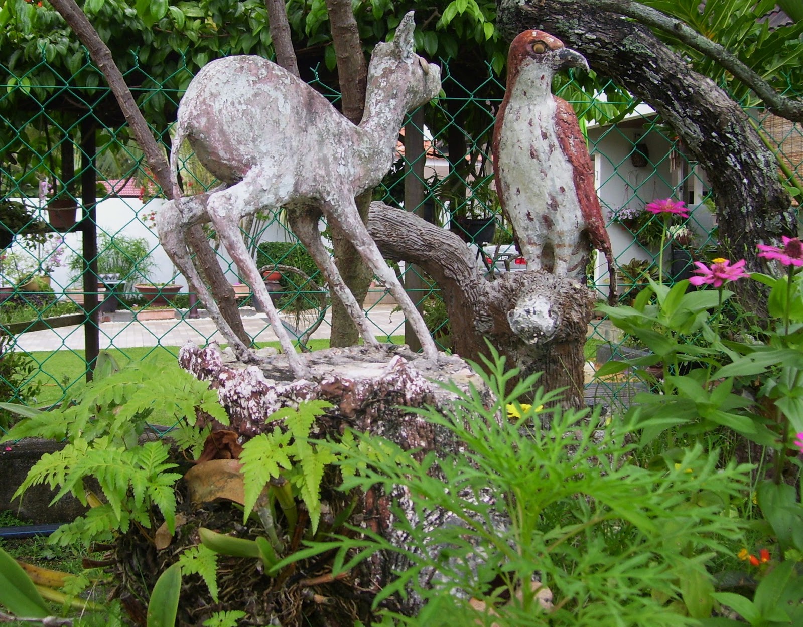 theperanakanconnection How to make a fake tree trunk/stump for your garden