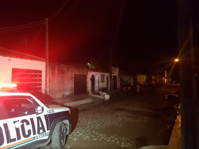 Mãe morre e filha é baleada na cabeça na calçada de casa Mãe morre e filha é baleada na cabeça na calçada de casa