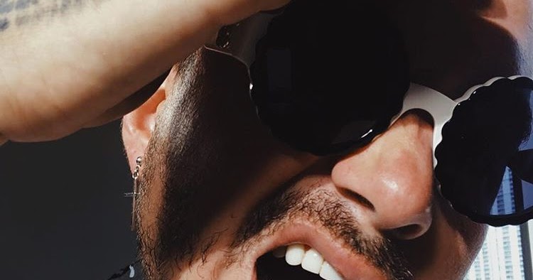 De color azul, J Balvin muestra el nuevo aspecto de su cabello ...