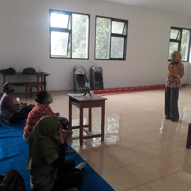 Mendongeng adalah salah satu pendekatan emosional orang tua kepada anak.