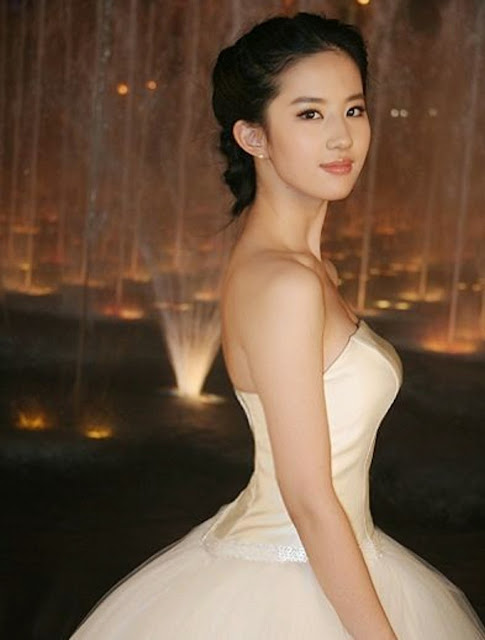 Liu Yifei hot cleavage