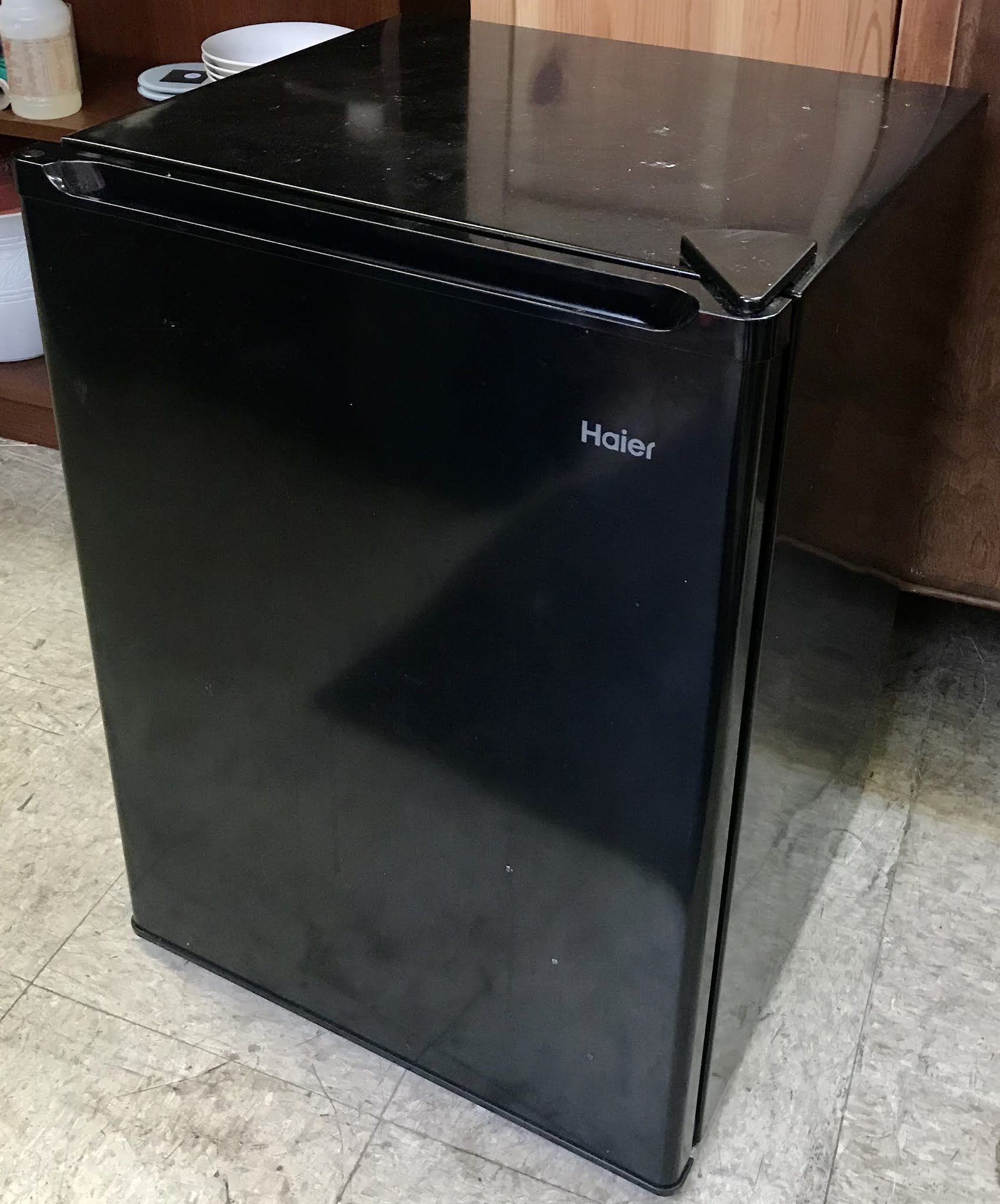 Uhuru Furniture & Collectibles 476999 Black Mini Fridge by Haier
