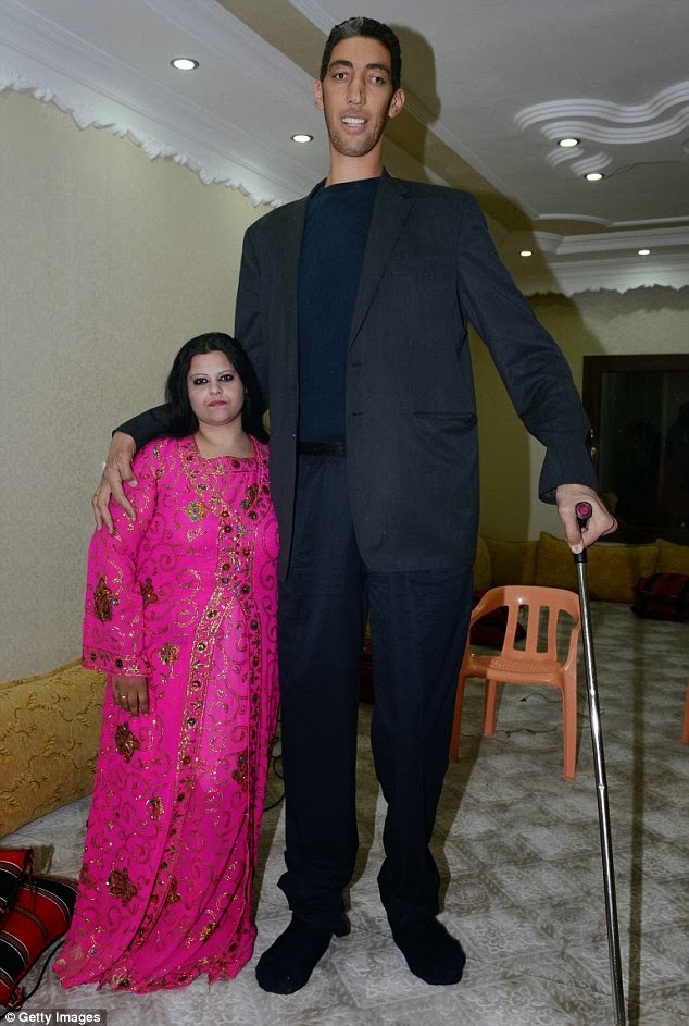 Welcome To MeddyGold s Blog Photos 8ft 3in World s Tallest Man welcome-to-meddygold-s-blog-photos-8ft-3in-world-s-tallest-man
