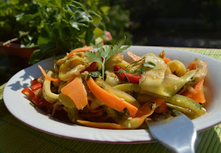 Салата от мариновани тиквички по корейски