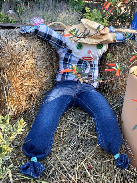 How to Make a Super Simple Scarecrow for a fun kids fall craft and activity