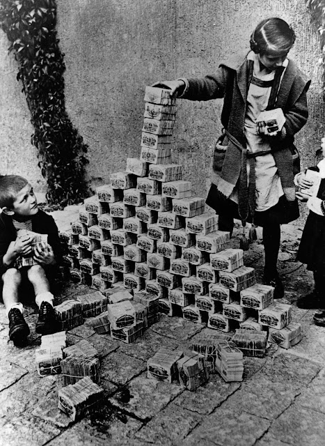 Históricas fotografías de la hiperinflación en Alemania en los años 20