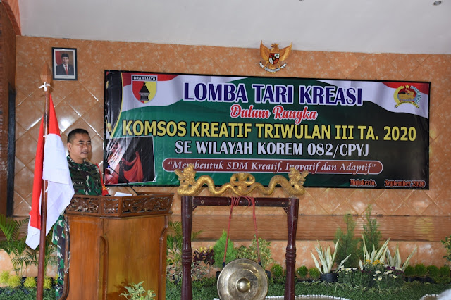 Mojokerto - Korem 082/CPYJ gelar lomba tari kreasi, dimana kegiatan ini bertujuan untuk menjalin komunikasi sosial yang sehat dan harmonis, melalui lomba tari kreasi diharapkan dapat meningkatkan tali silaturahmi antara prajurit TNI dengan Komponen Masyarakat, khususnya para generasi muda sewilayah Korem 082/CPYJ.    Hal ini disampaikan oleh Danrem 082/CPYJ Kolonel Inf M. Dariyanto dalam sambutannya pada acara pembukaan lomba tari kreasi yang diikuti oleh generasi muda sewilayah Korem 082/CPYJ dalam rangka Komunisasi Sosial Kreatif Triwulan III TA 2020 di Pendopo Griya Paramitra Asrama Cikaran Korem 082/CPYJ Jln. Gajah Mada Kota Mojokerto. Rabu, (16/09/2020).  Lebih lanjut  Danrem mengajak kepada generasi muda, khususnya para pelajar untuk mewarisi budaya daerah  dalam hal ini Tari Kreasi Daerah Jawa Timur. 
