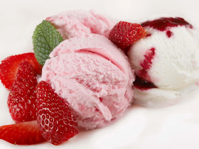 Ice-Cream-And-Strawberries-hd