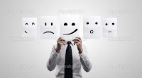 Imagen de persona con máscaras alusivas a diferentes emociones