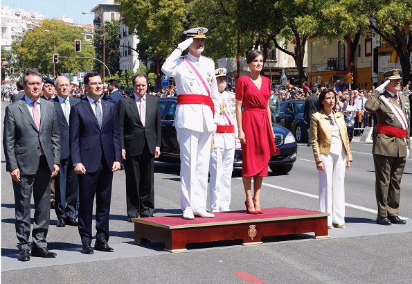 AGENDA DE SM. REYES FELIPE y LETIZIA (Tema precedente ) - Página 84 Queen-Letizia-in-Cherubina-6