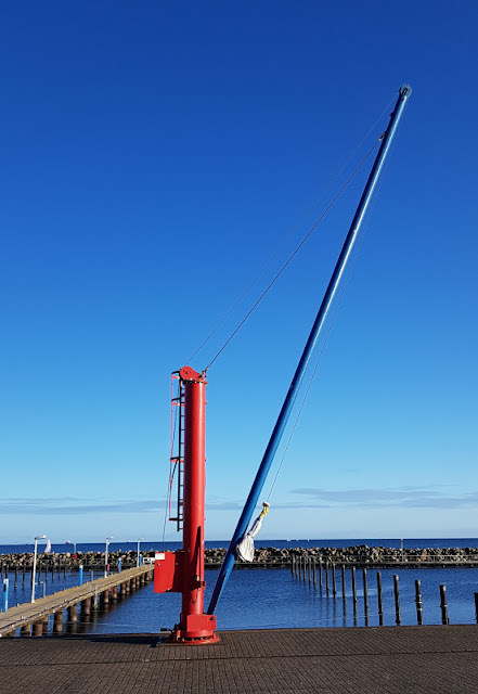 Ahoi, Schilksee! Ein Familien-Ausflug im Winter mit Strand, Hafen und Spielplatz. Der Kran hebt die Schiffe aus dem Wasser.