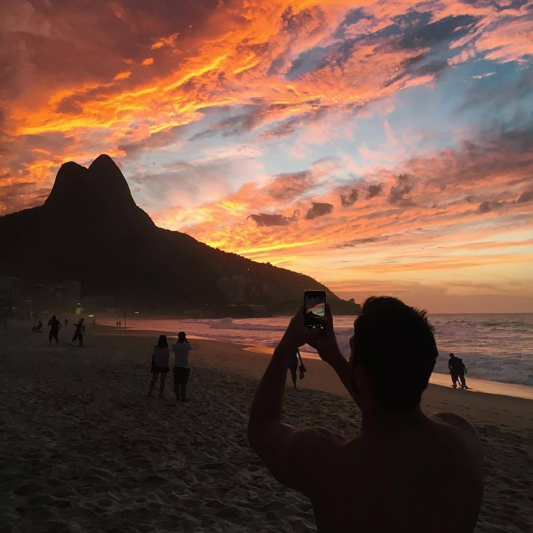 amazing-touristic-sensations-world-beach-orange-sky-selfie