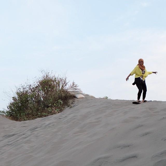 Sandboarding Gumuk Pasir Parangkusumo cewek