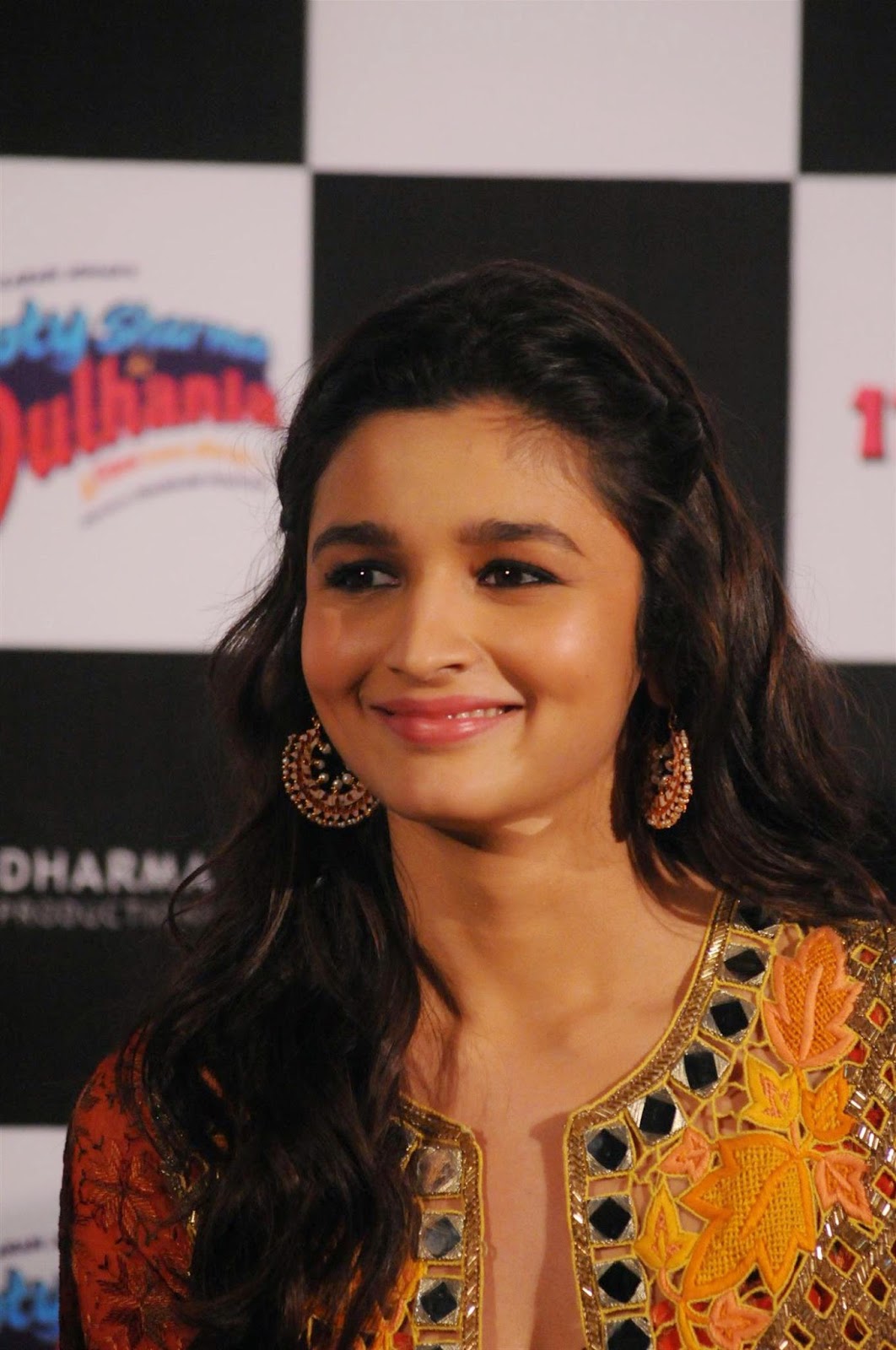 Alia Bhatt Looks Sexy At Film 'Humpty Sharma Ki Dulhania' First L...