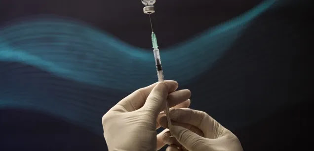 49χρονη μετά το εμβόλιο της AZ: «Έγινα σαν εξωγήινο τέρας» – Μόσιαλος: «Να εμβολιαστούν επώνυμοι», vid
