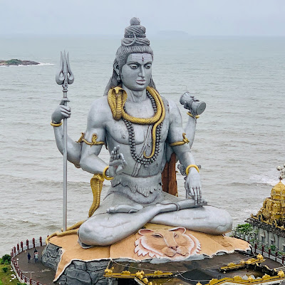 Estátua de Shiva no Templo Murudeshwar, na Índia