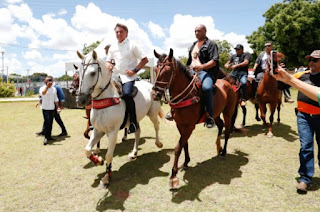 NO NORDESTE: Bolsonaro vai à Bahia inaugurar obras, anda a cavalo e é aclamado pelo povo Screenshot 400 - NO NORDESTE: Bolsonaro vai à Bahia inaugurar obras, anda a cavalo e é aclamado pelo povo