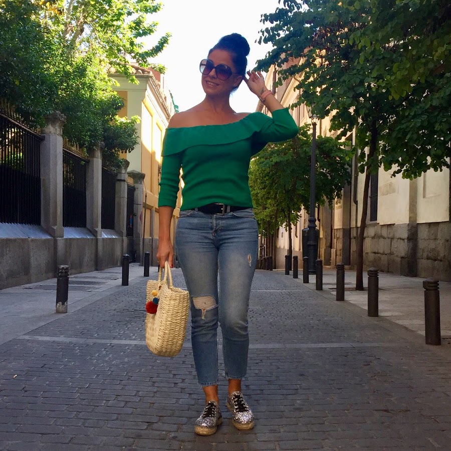 SPRING OUTFIT LOOK: Jersey palabra de honor estilo Bardot con volante y alpargatas con purpurina