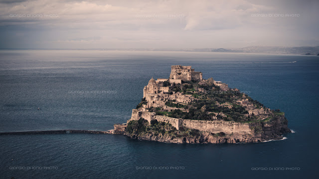 Foto Ischia, Vesuvio Imbiancato, Vesuvio visto da Ischia, Ischia d' Inverno, Castello Aragonese Ischia, Paesaggi Ischitani, sfondo desktop Ischia, nuvole clouds, Procida e Vivara, Isole del Golfo di Napoli, storm, tempesta, 