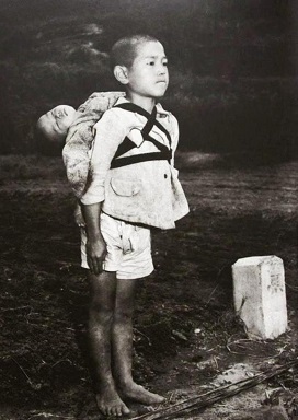 NIÑO JAPONÉS CON HERMANO MUERTO ATADO A/L ESPALDA PARA DEPOSITARLO AL CREMATORIO (Nagasaki 1945)
