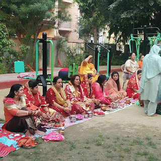 women offering prayer on karwa chauth