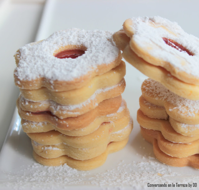 Galletas rellenas de mermelada de ruibarbo