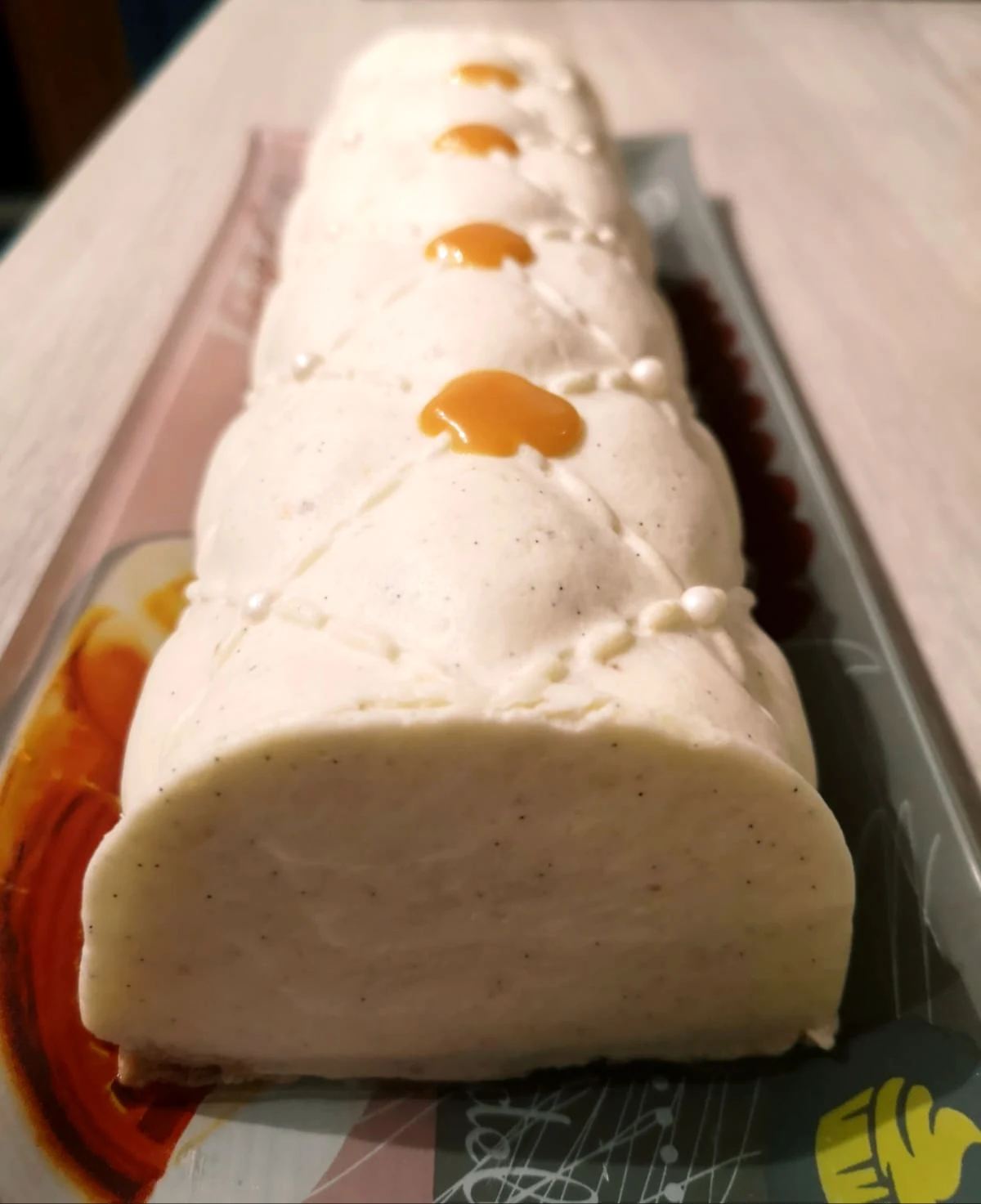 Bûche Poire - Vanille - Spéculoos et coulis de caramel au beurre salé