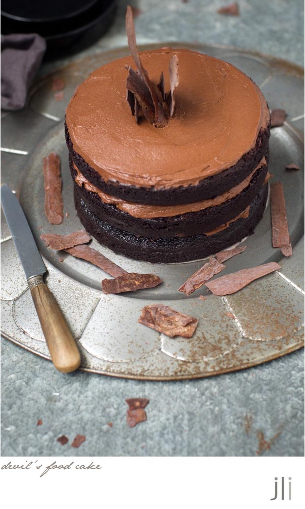 devil's food cake with chocolate cream cheese icing / DELICIOUS BITES