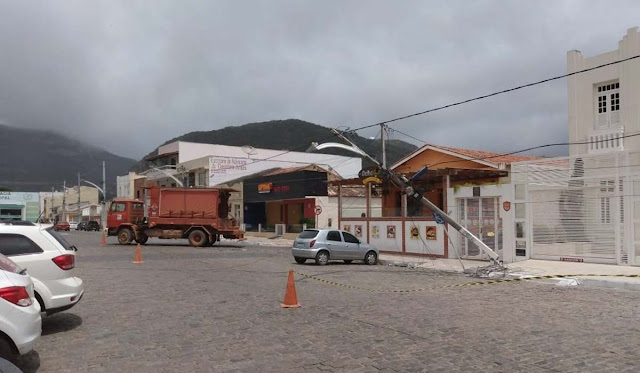 Veículo atinge fiação e derruba poste no centro de Jacobina; SMTT altera trânsito