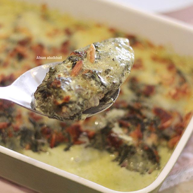 صينية الدجاج المشوي بصوص السبانخ Chicken tray grilled with spinach sauce