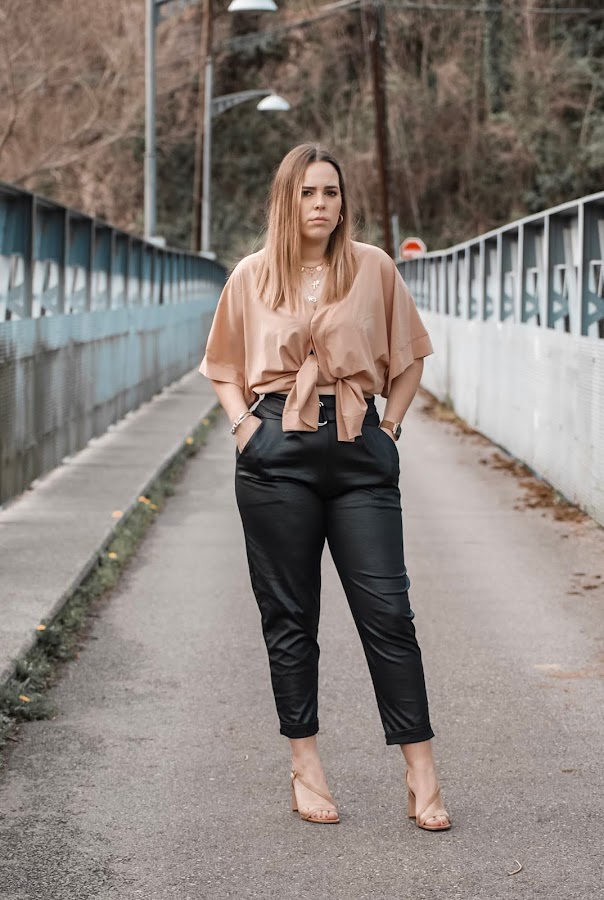 Outfit con pantalones de polipiel de FemmeLuxe