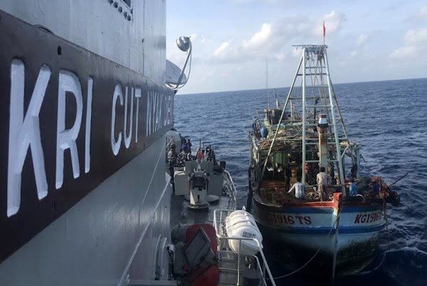 Kapal Perang Indonesia Usir Kapal Penjaga Pantai China