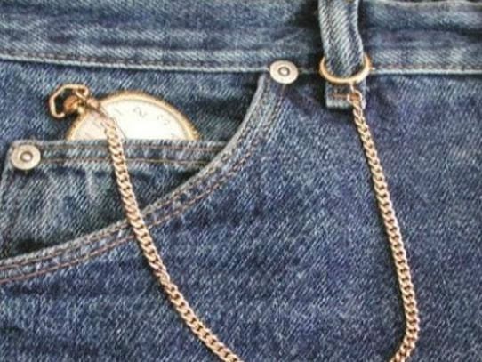 Descubra qual é a utilidade do pequeno bolso da calça jeans.
