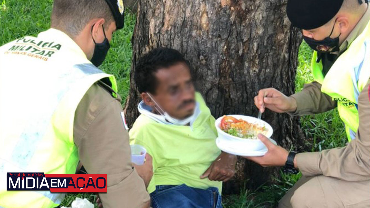 Policiais dão comida na boca de sem-teto com deficiência e foto viraliza