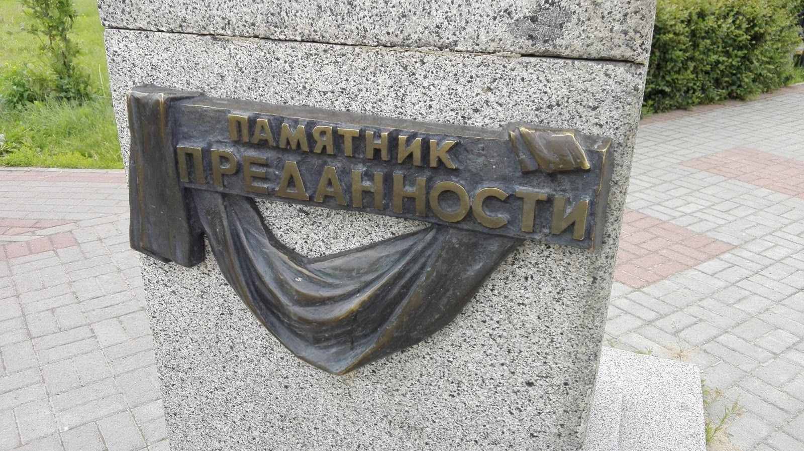 ростральная колонна на васильевском острове в санкт-петербурге. монумент «рабочий и колхозница» веры мухиной (1937). в каком стиле выполнен памятник. памятник пушкину в москве на тверском бульваре. памятник гагарину на ленинском проспекте.