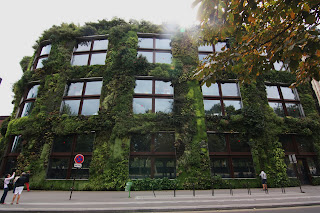 Une des façades du Musée du Quai Branly, il est un jardin vertical dessiné par le botaniste Patrick signé Blanc.l In one of Quai Branly facades there is a vertical garden by botanist Patrick signed Blanc.