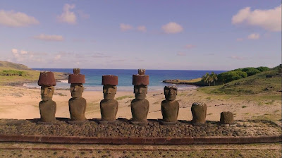 Siete moais, dos de ellos destruidos, frente a la costa de la Isla de Pascua.