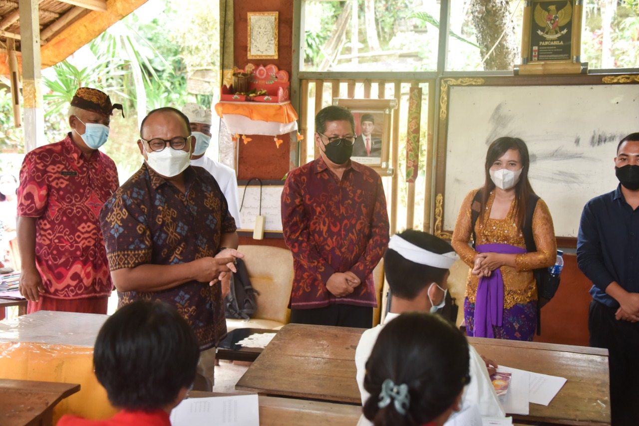 OJK Bali Nusra Bantu Renovasi Pasraman Gurukula Bangli sebesar Rp100,2 Juta
